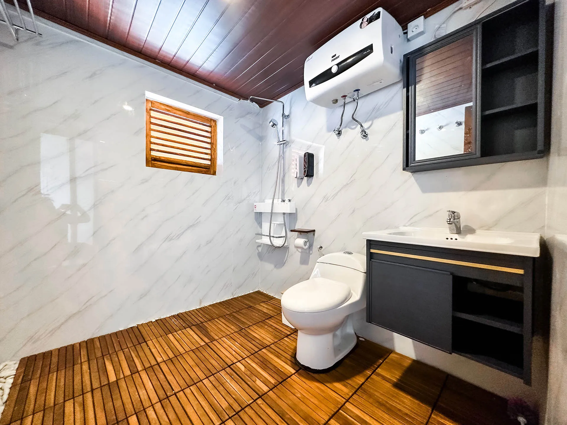 Bathroom_1_Mansard Cabin_Neptune