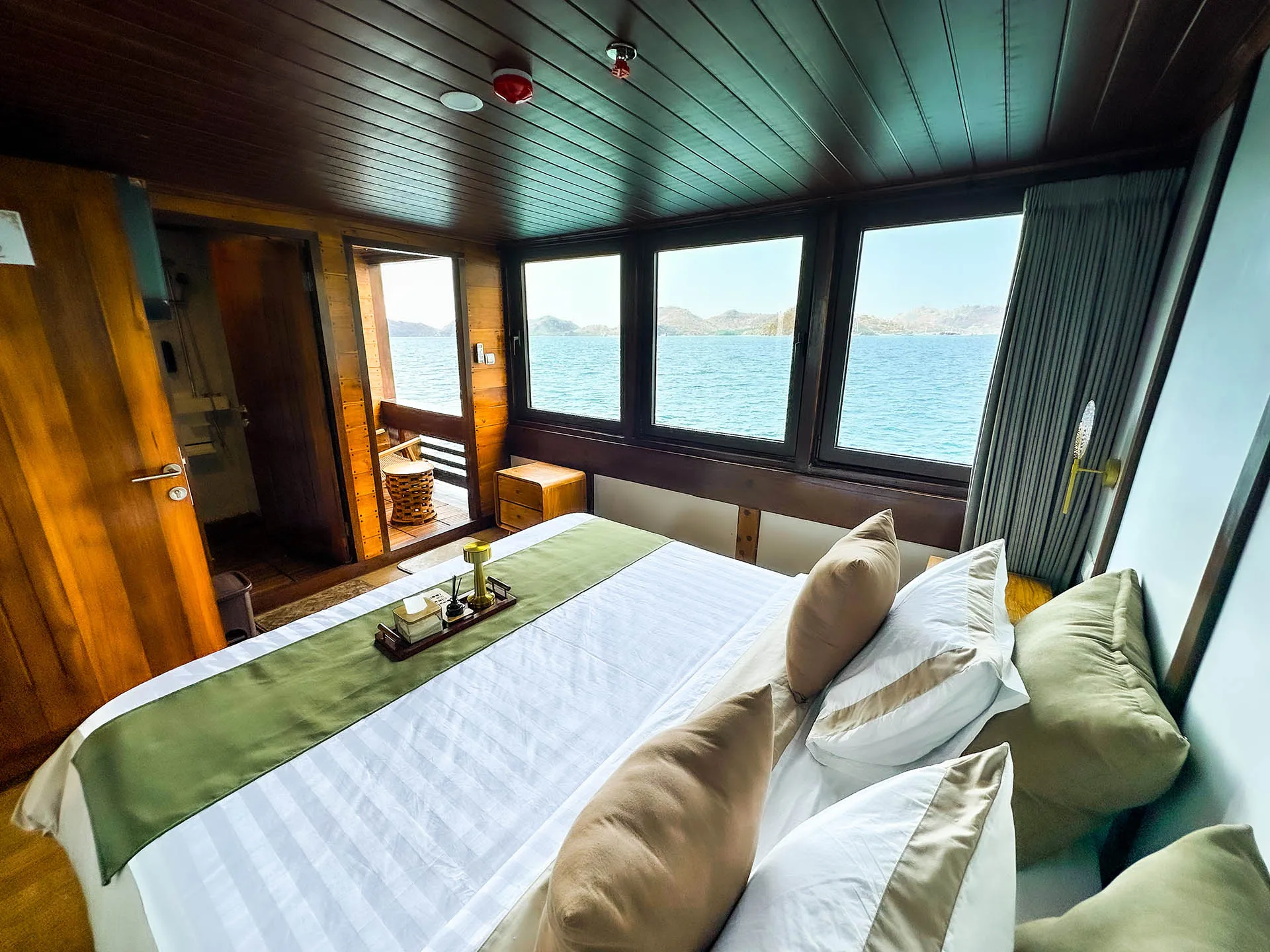 Bedroom Ocean View_Deluxe Cabin_Neptune