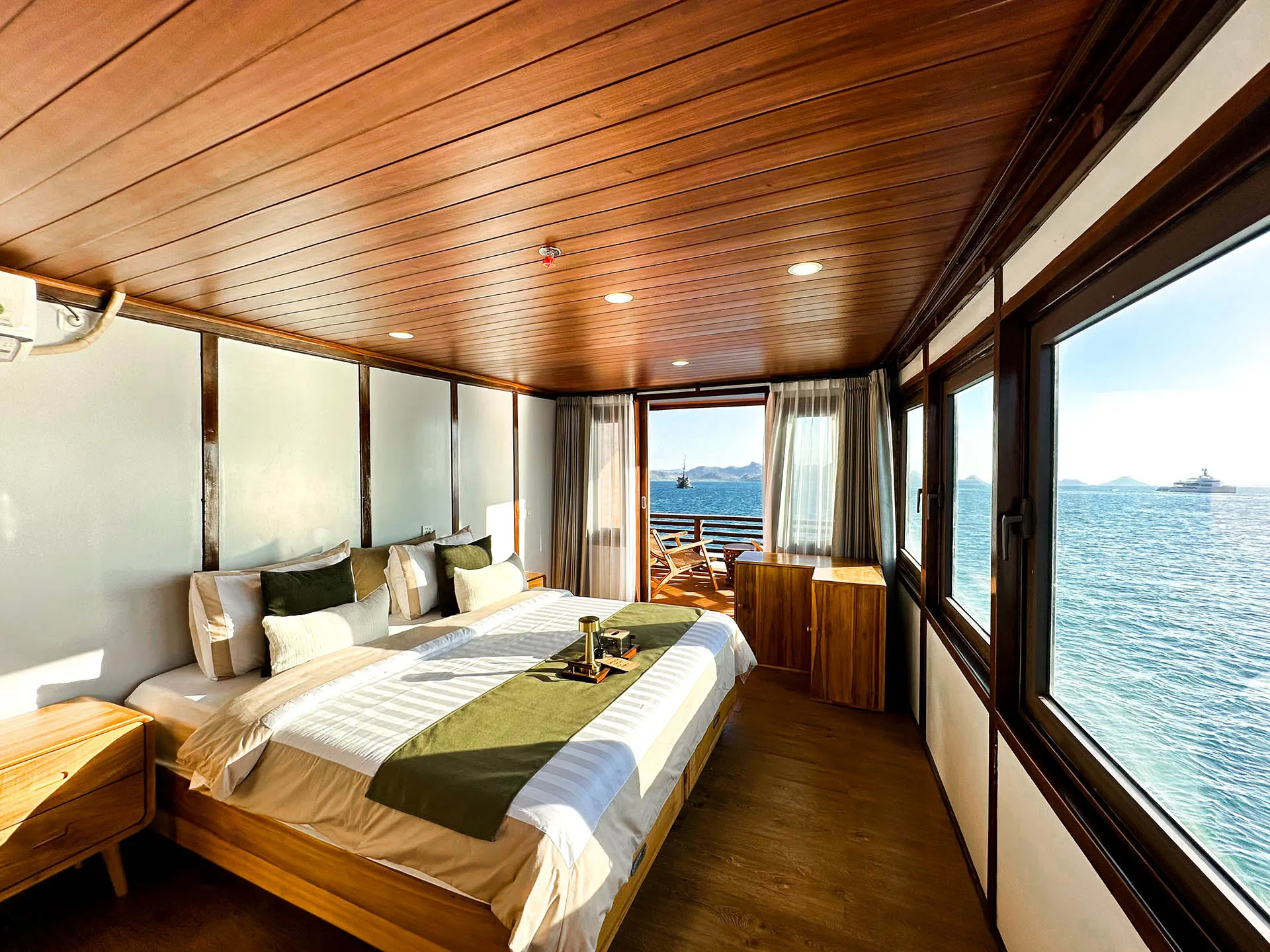 Bedroom_6_Mansard Cabin_Neptune