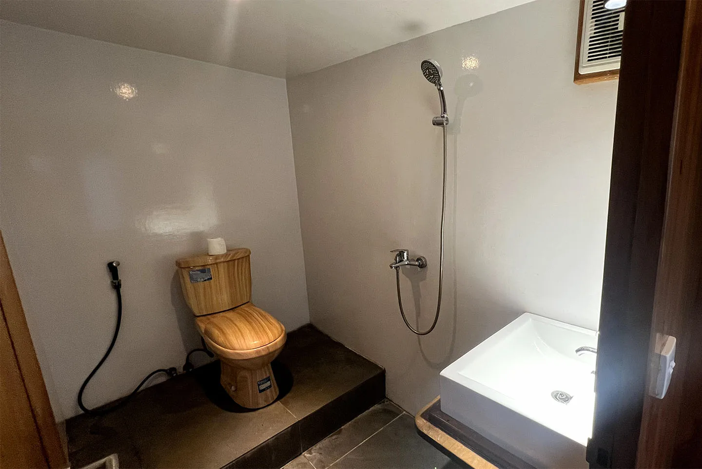 Bathroom Master Cabin_Panrita Liveaboard