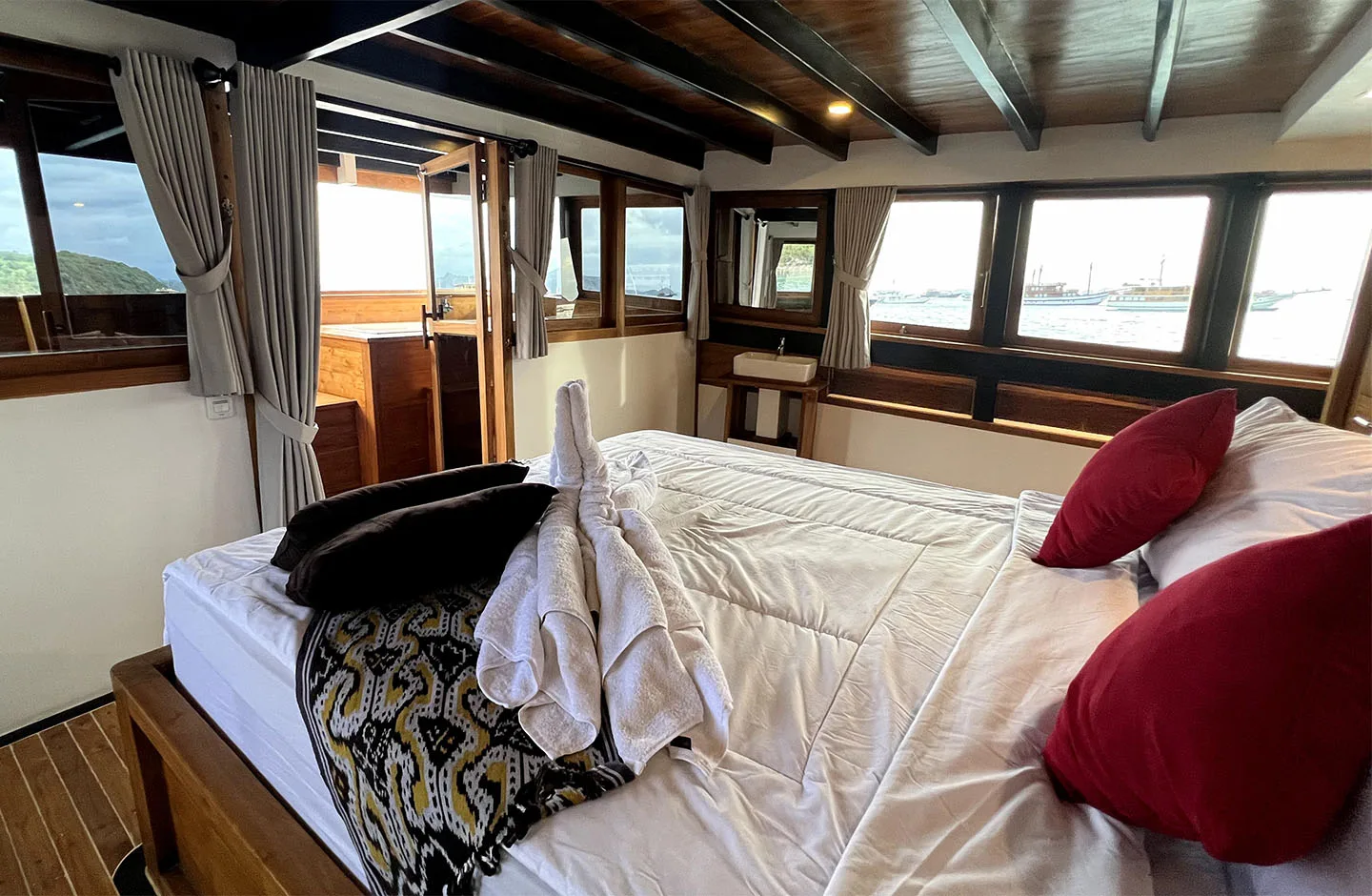 Bedroom 1_Suite Cabin_Panrita Liveaboard