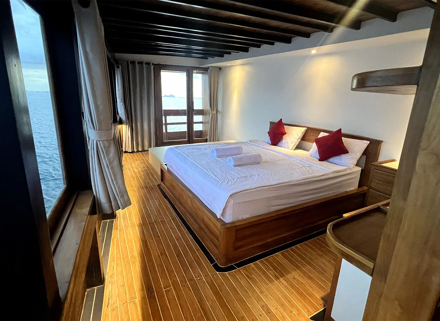 Bedroom Master Cabin_Panrita Liveaboard