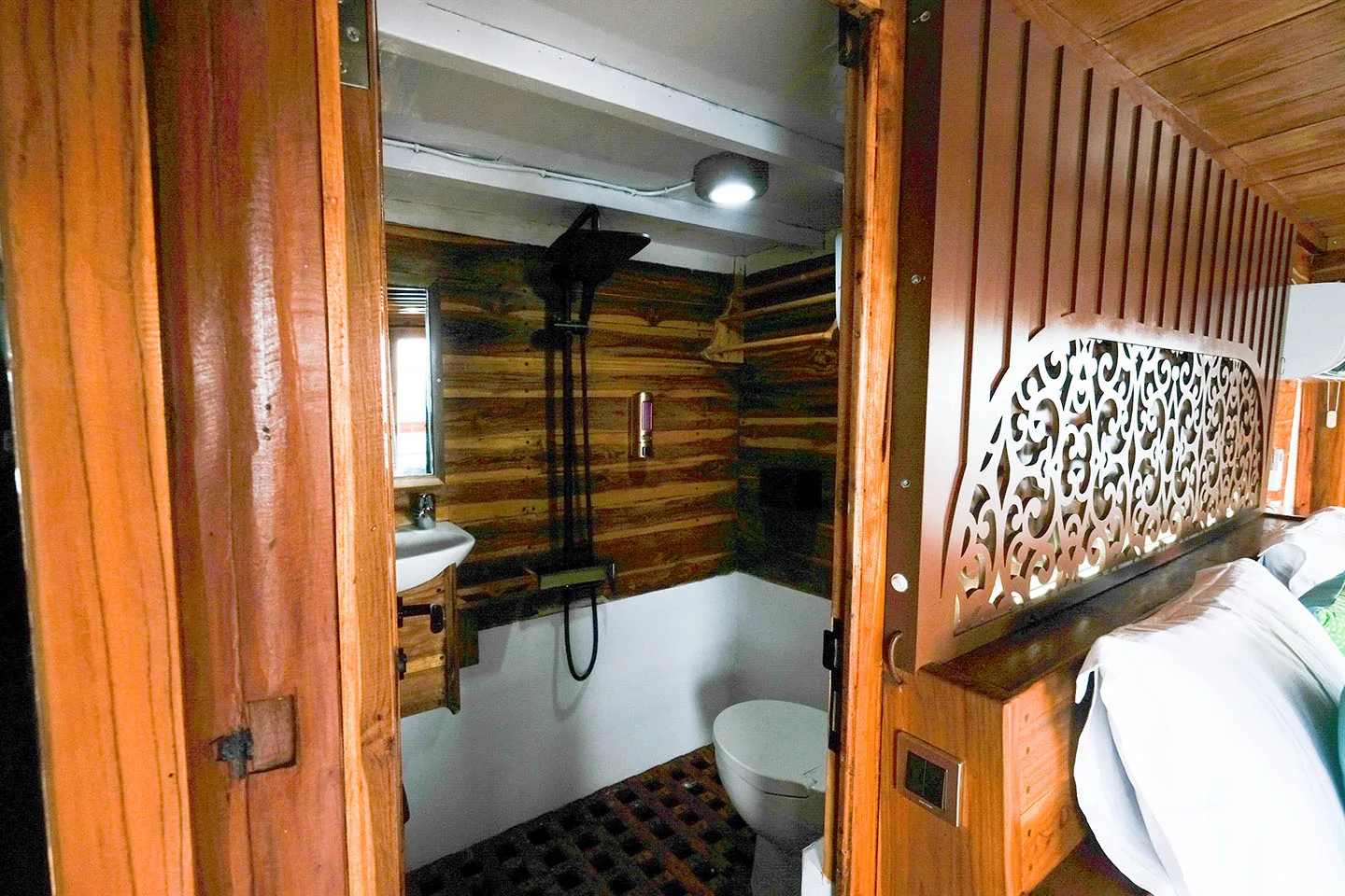 Padar Room Bathroom_Ciela Liveaboard