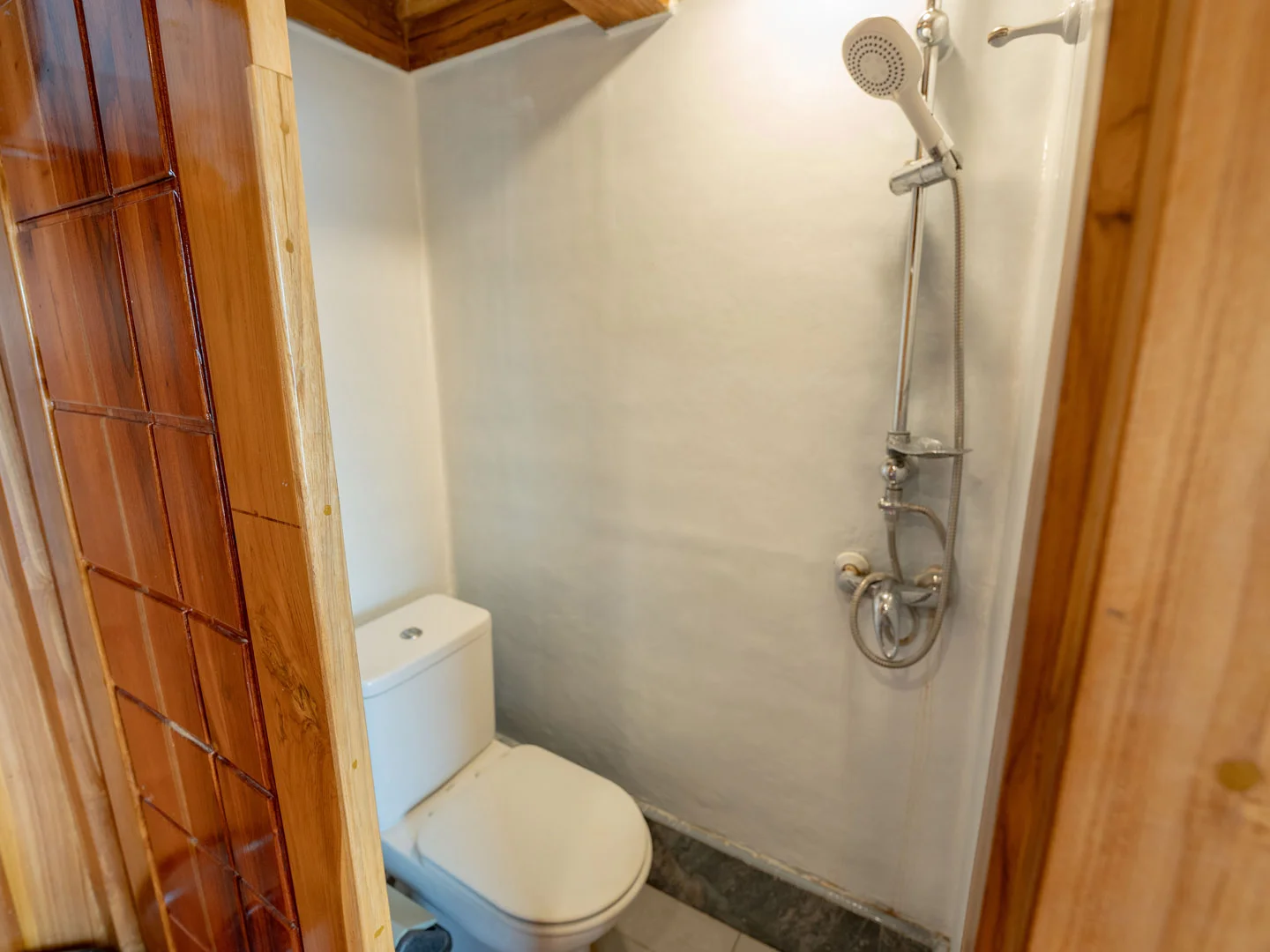 alfathran_flores_cabin_bathroom