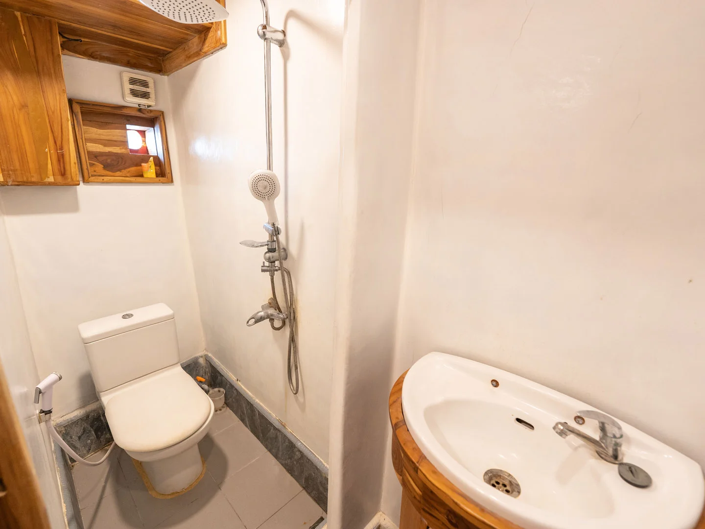 alfathran_gili_cabin_bathroom